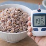 다채로운 잡곡밥을 앞에 두고 먼저 혈당을 측정해보는 이미지