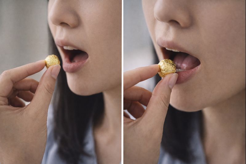 심장의 두근거림을 진정시키기 위해 우황청심원을 먹고 있는 여성