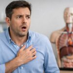 딸꾹질이 발생하는 순간을 횡격막과 신경 반사 관점에서 표현한 실사 이미지