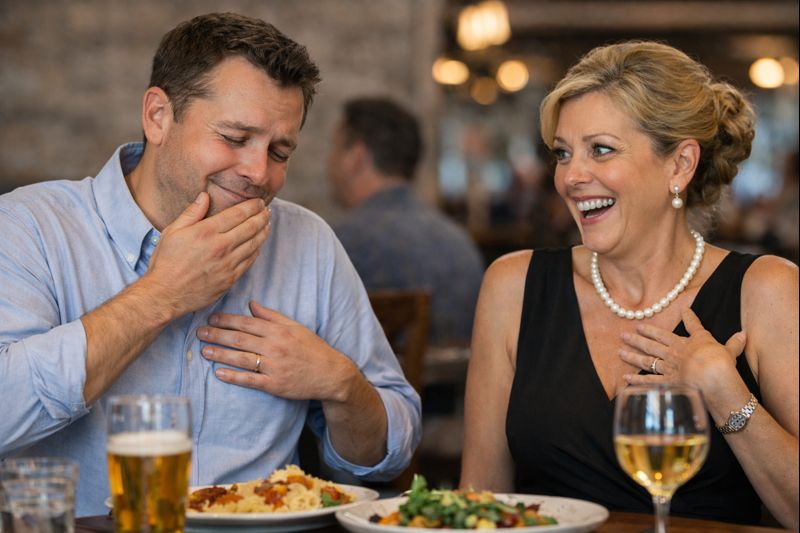 식사 중 트림이 나와 당황한 남성과 이를 보고 웃음을 터뜨리는 여성의 모습으로, 일상에서 흔히 겪는 트림 상황을 표현한 실사 이미지