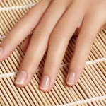 손톱 이상이 없는 아름답고 깨긋한 여성의 손톱 이미지